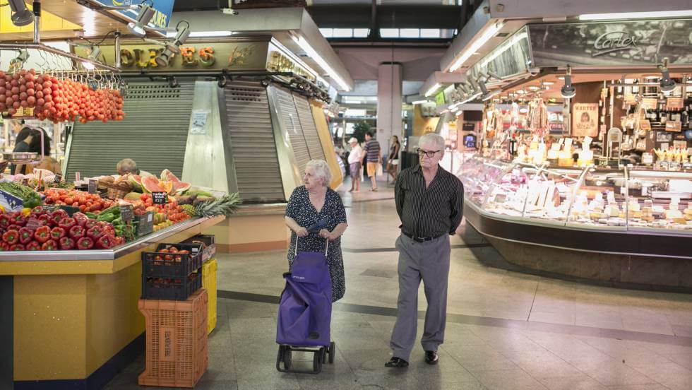 Ancianos en el supermercado